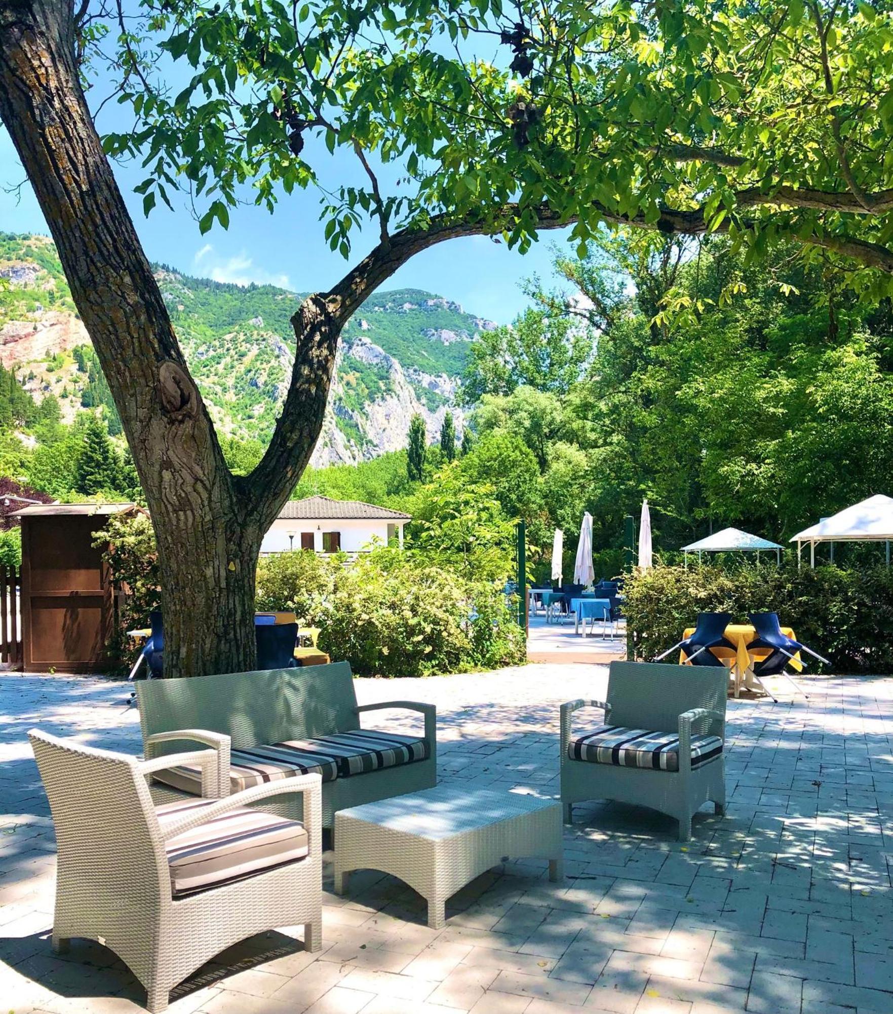 Hotel La Ginestra Acqualagna Exterior foto