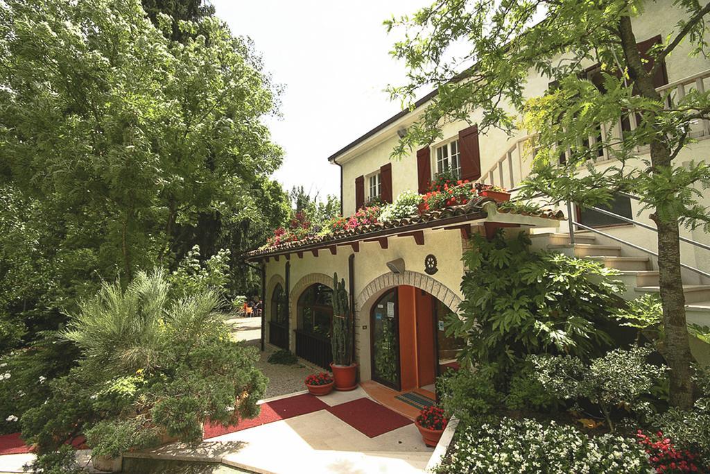 Hotel La Ginestra Acqualagna Exterior foto